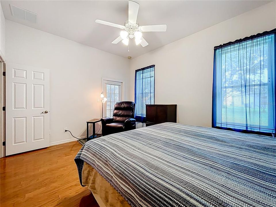 合同活跃: $349,000 (2 贝兹, 2 浴室, 2163 平方英尺)