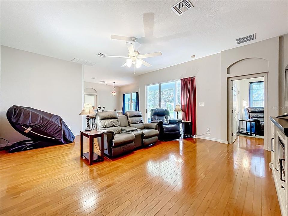 合同活跃: $349,000 (2 贝兹, 2 浴室, 2163 平方英尺)