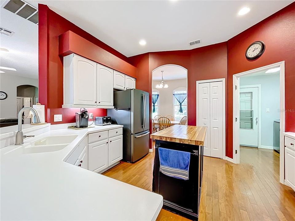 合同活跃: $349,000 (2 贝兹, 2 浴室, 2163 平方英尺)