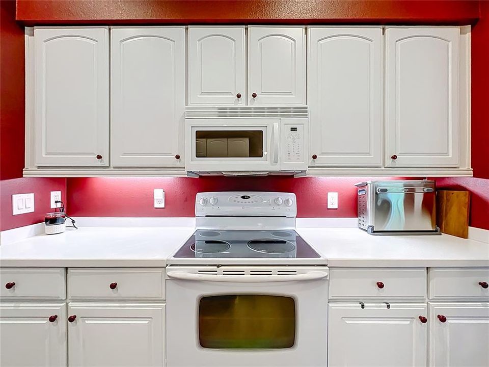 合同活跃: $349,000 (2 贝兹, 2 浴室, 2163 平方英尺)