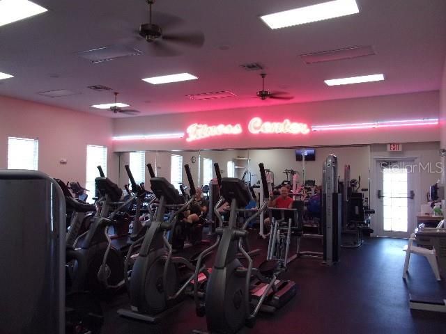 合同活跃: $349,000 (2 贝兹, 2 浴室, 2163 平方英尺)