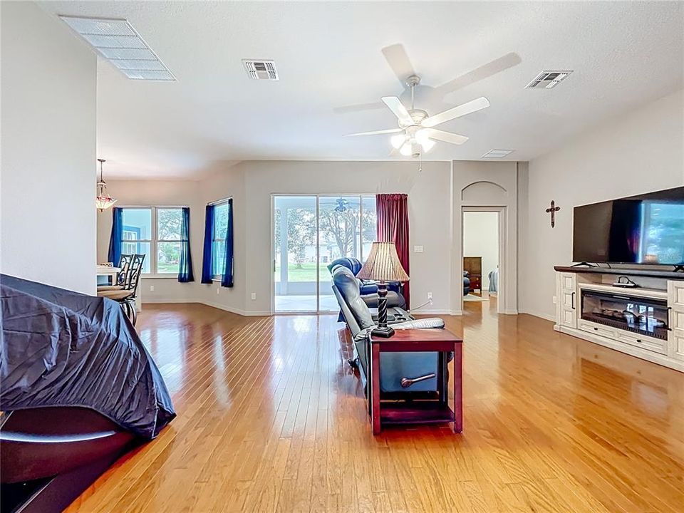 合同活跃: $349,000 (2 贝兹, 2 浴室, 2163 平方英尺)