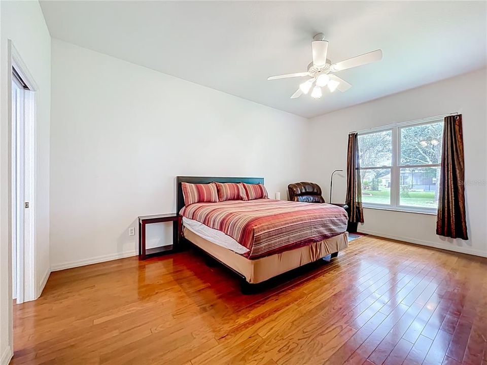 合同活跃: $349,000 (2 贝兹, 2 浴室, 2163 平方英尺)