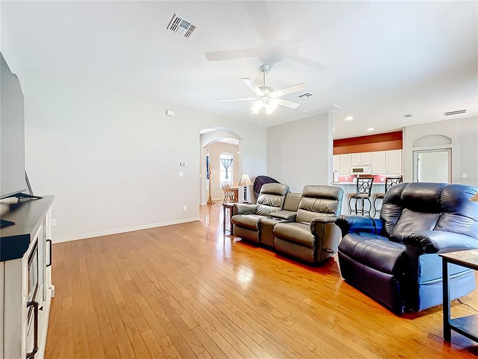 合同活跃: $349,000 (2 贝兹, 2 浴室, 2163 平方英尺)