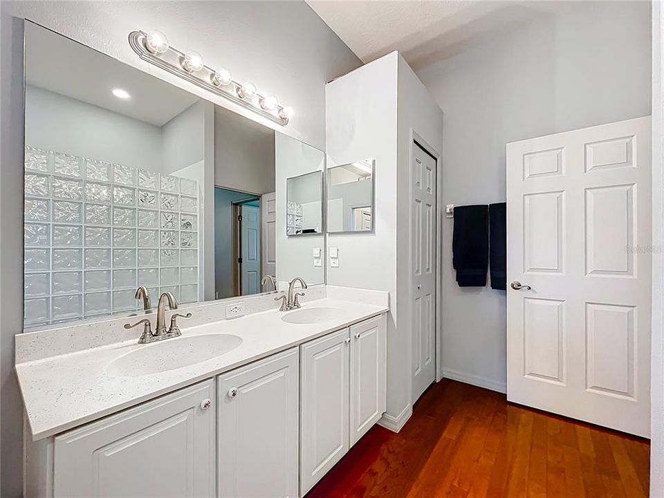 合同活跃: $349,000 (2 贝兹, 2 浴室, 2163 平方英尺)