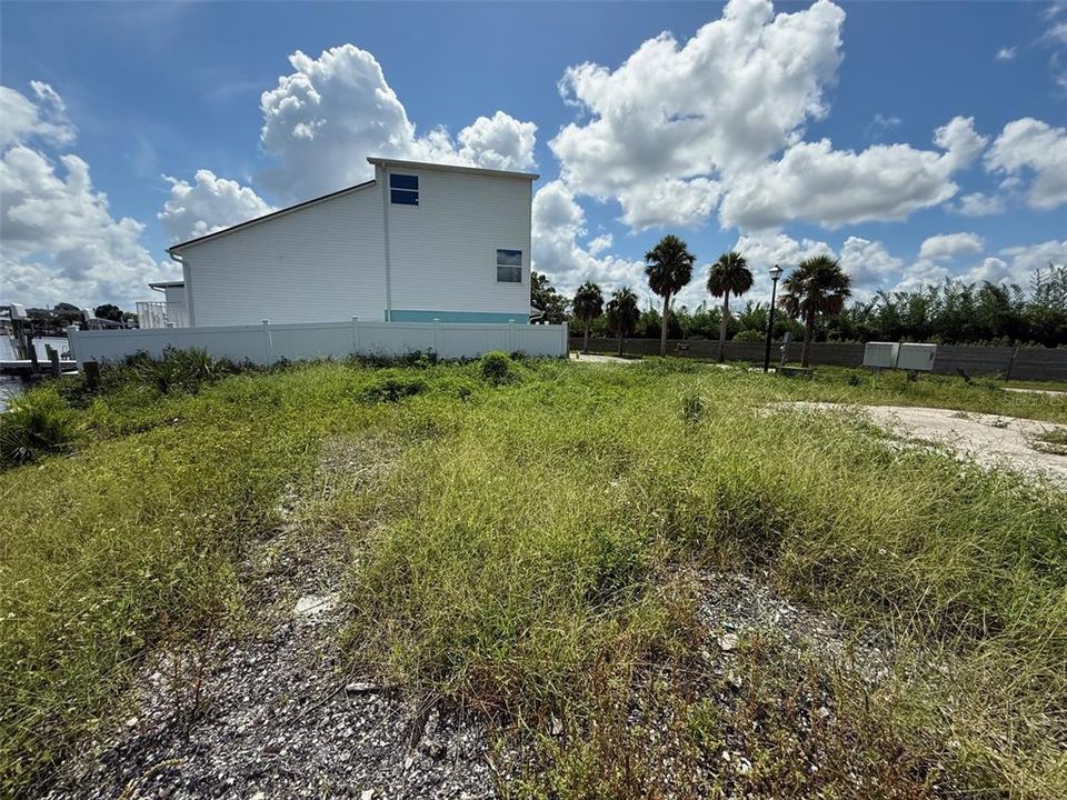 На продажу: $99,900 (0.24 acres)