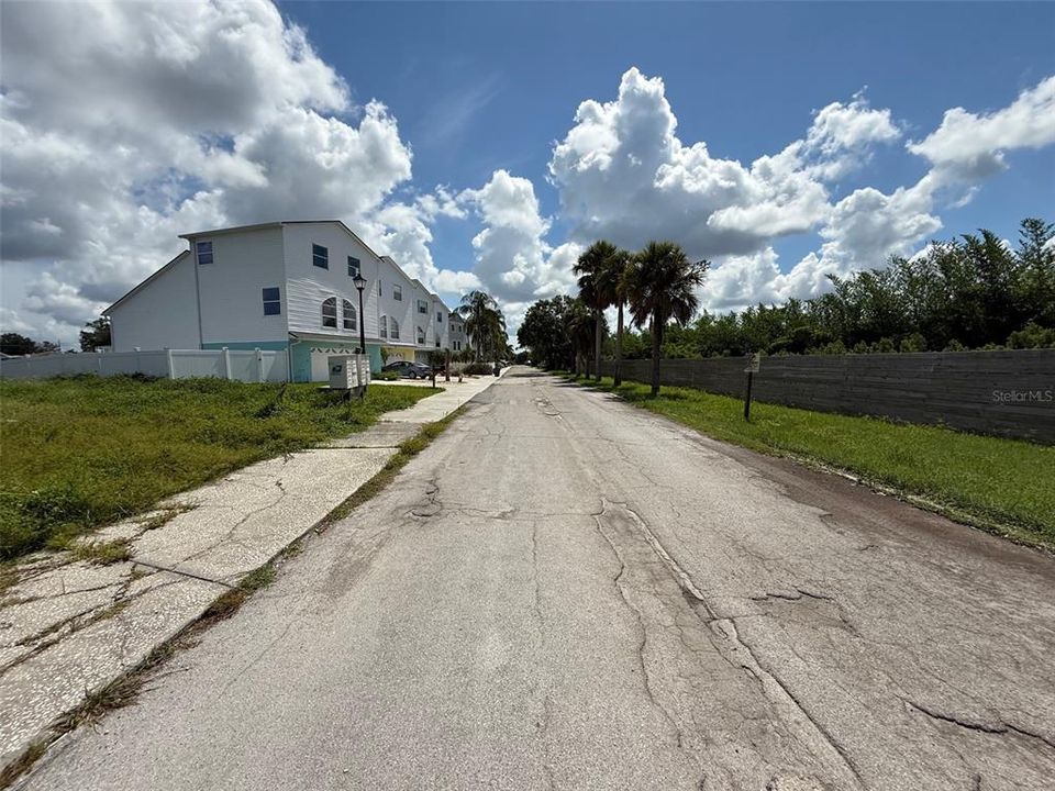 На продажу: $99,900 (0.24 acres)