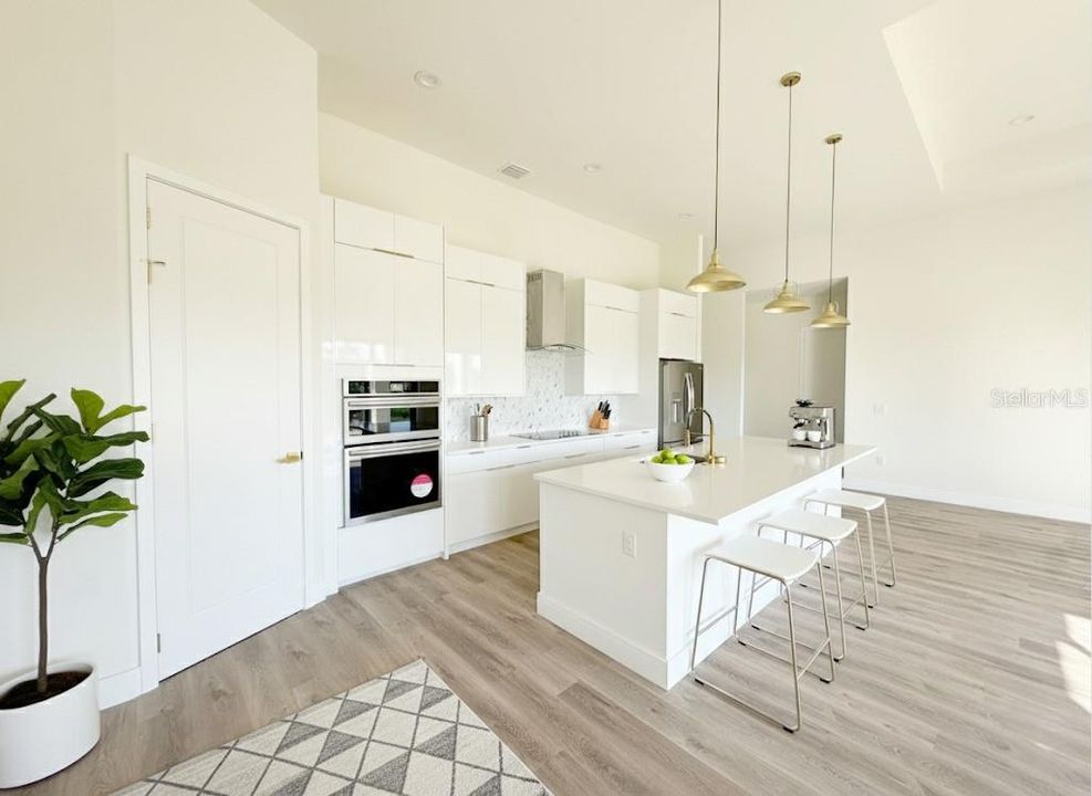 合同活跃: $2,700 (4 贝兹, 3 浴室, 2153 平方英尺)