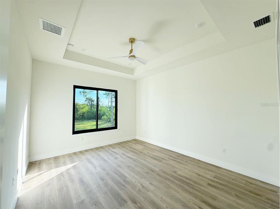 合同活跃: $2,700 (4 贝兹, 3 浴室, 2153 平方英尺)