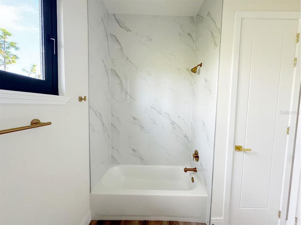 合同活跃: $2,700 (4 贝兹, 3 浴室, 2153 平方英尺)