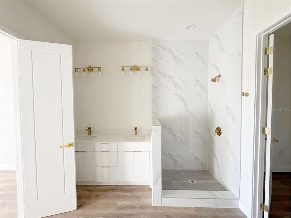 合同活跃: $2,700 (4 贝兹, 3 浴室, 2153 平方英尺)