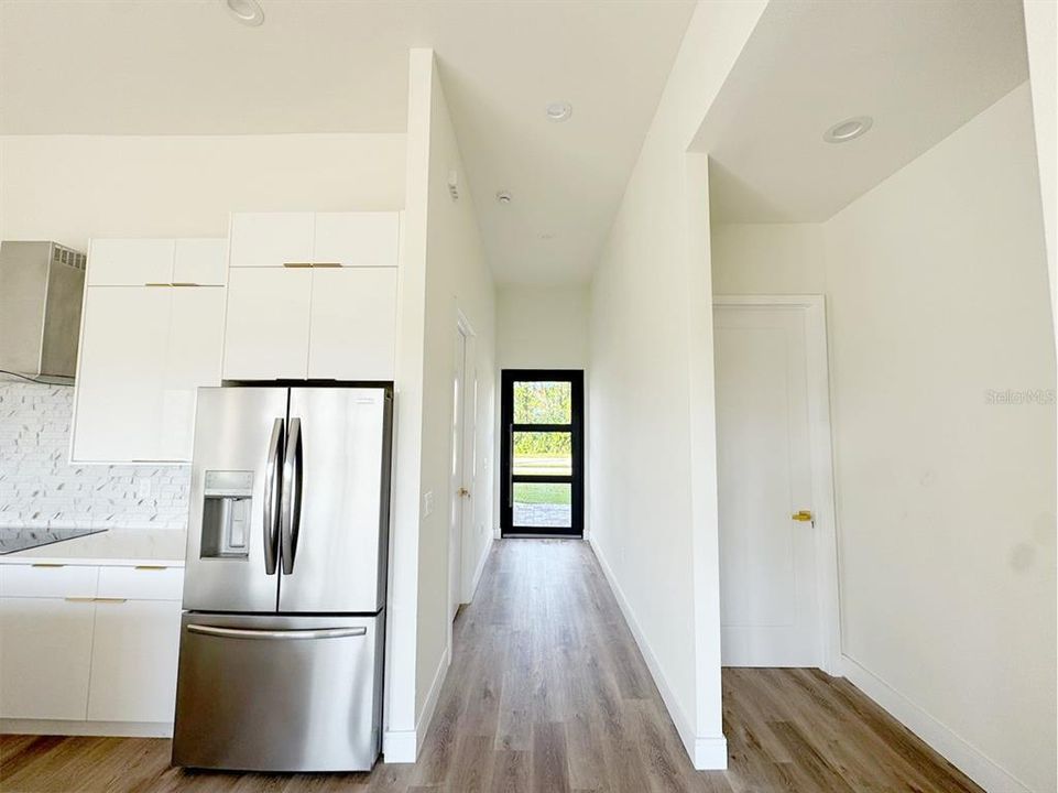 合同活跃: $2,700 (4 贝兹, 3 浴室, 2153 平方英尺)