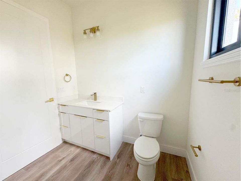 合同活跃: $2,700 (4 贝兹, 3 浴室, 2153 平方英尺)