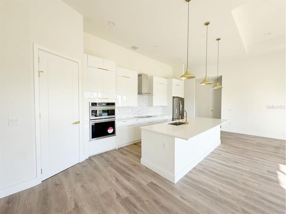 合同活跃: $2,700 (4 贝兹, 3 浴室, 2153 平方英尺)