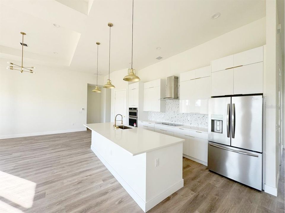 合同活跃: $2,700 (4 贝兹, 3 浴室, 2153 平方英尺)