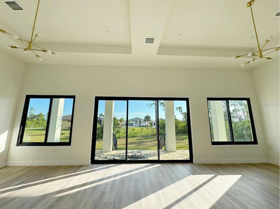 合同活跃: $2,700 (4 贝兹, 3 浴室, 2153 平方英尺)