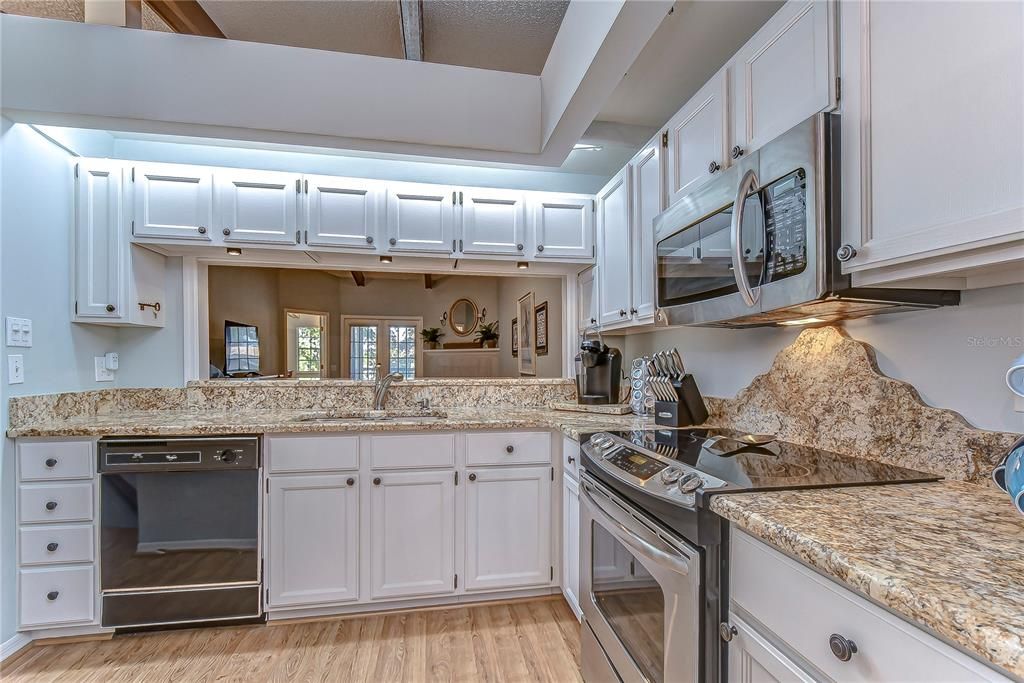 合同活跃: $259,000 (2 贝兹, 2 浴室, 1353 平方英尺)