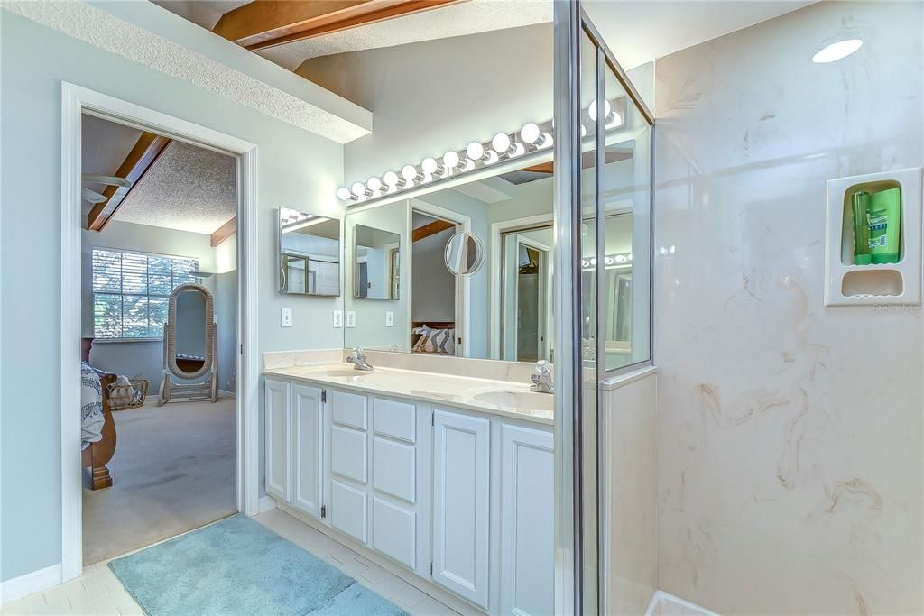 合同活跃: $259,000 (2 贝兹, 2 浴室, 1353 平方英尺)