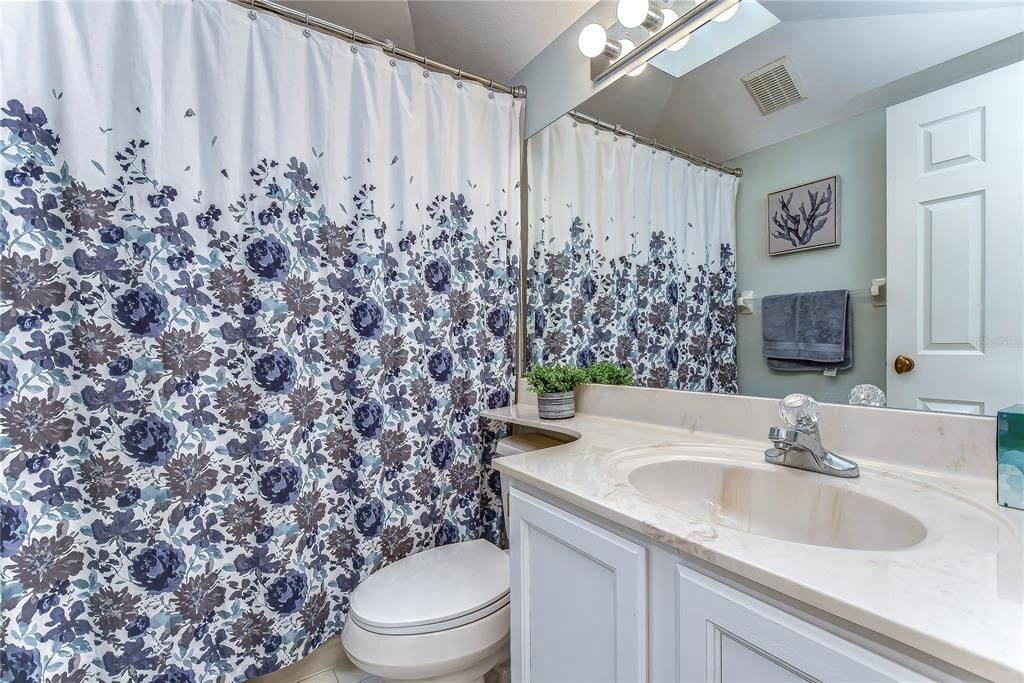 合同活跃: $259,000 (2 贝兹, 2 浴室, 1353 平方英尺)