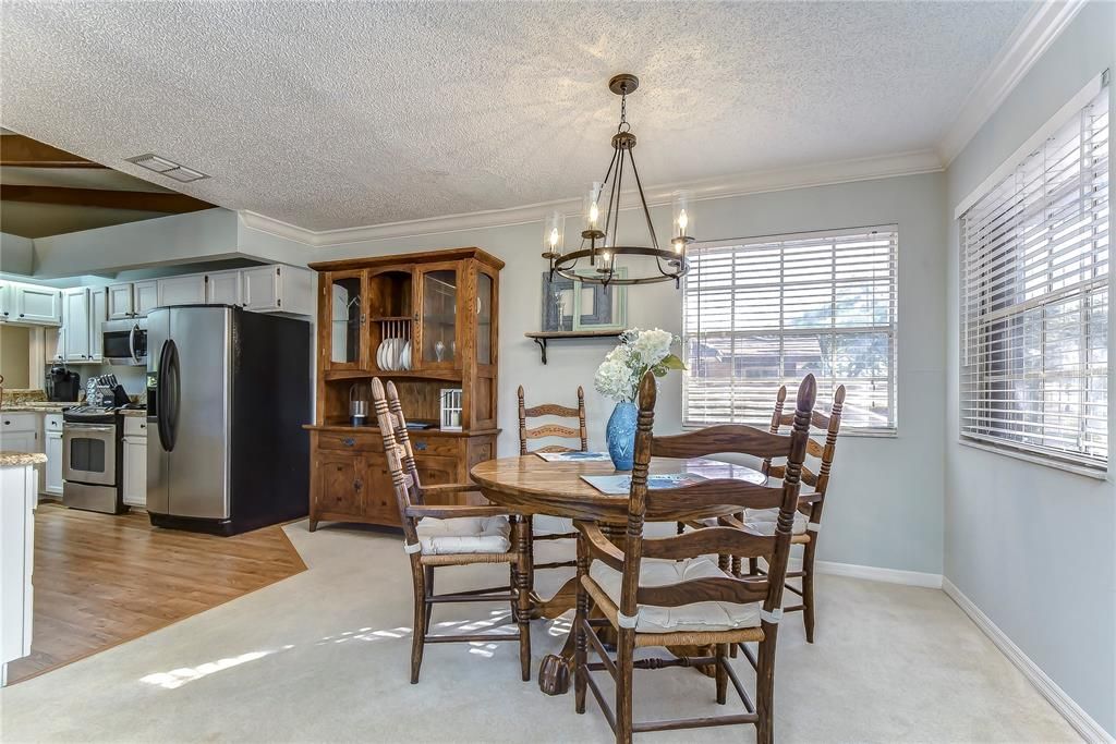 合同活跃: $259,000 (2 贝兹, 2 浴室, 1353 平方英尺)