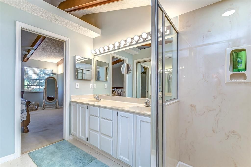 合同活跃: $259,000 (2 贝兹, 2 浴室, 1353 平方英尺)