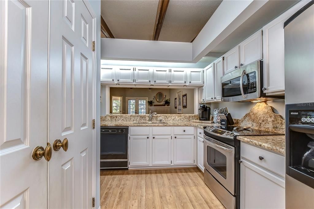 合同活跃: $259,000 (2 贝兹, 2 浴室, 1353 平方英尺)