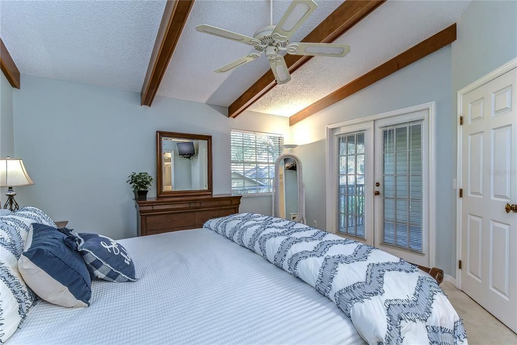 合同活跃: $259,000 (2 贝兹, 2 浴室, 1353 平方英尺)