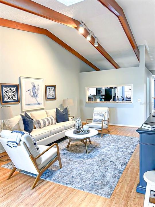 合同活跃: $259,000 (2 贝兹, 2 浴室, 1353 平方英尺)