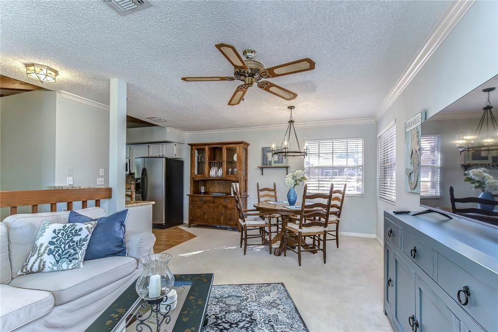 合同活跃: $259,000 (2 贝兹, 2 浴室, 1353 平方英尺)