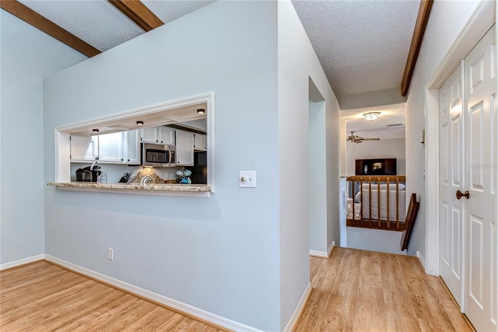 合同活跃: $259,000 (2 贝兹, 2 浴室, 1353 平方英尺)