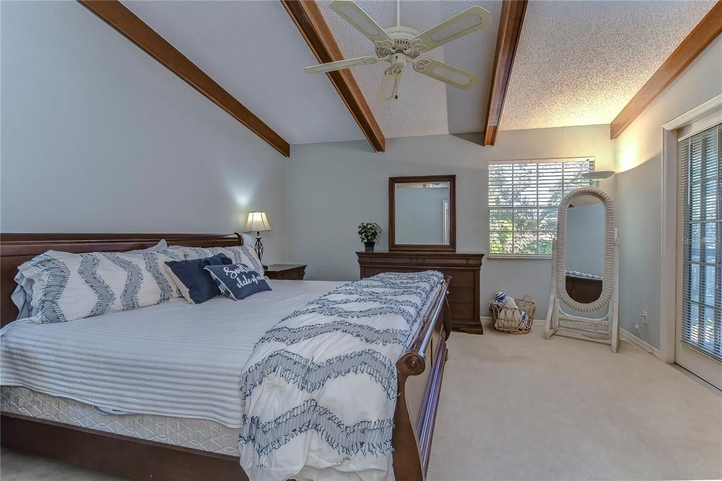 合同活跃: $259,000 (2 贝兹, 2 浴室, 1353 平方英尺)