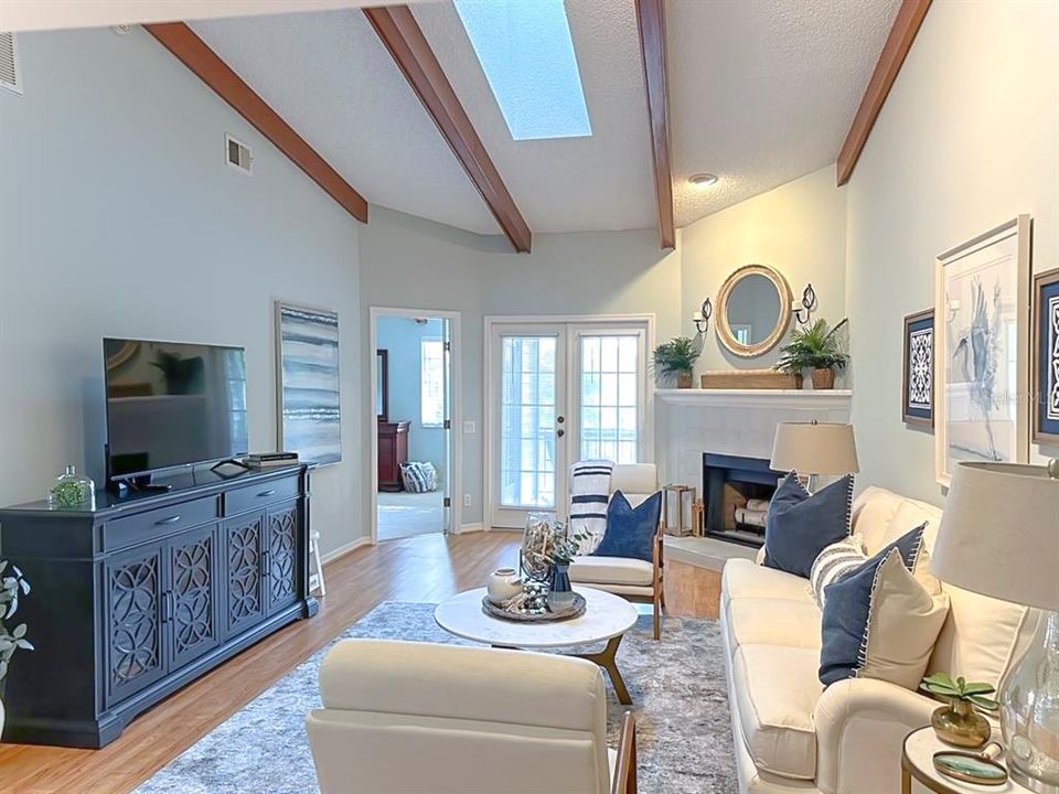 合同活跃: $259,000 (2 贝兹, 2 浴室, 1353 平方英尺)