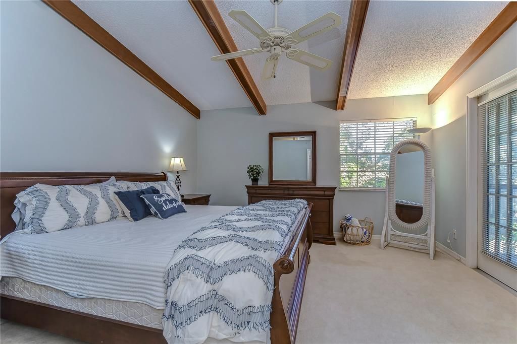 合同活跃: $259,000 (2 贝兹, 2 浴室, 1353 平方英尺)