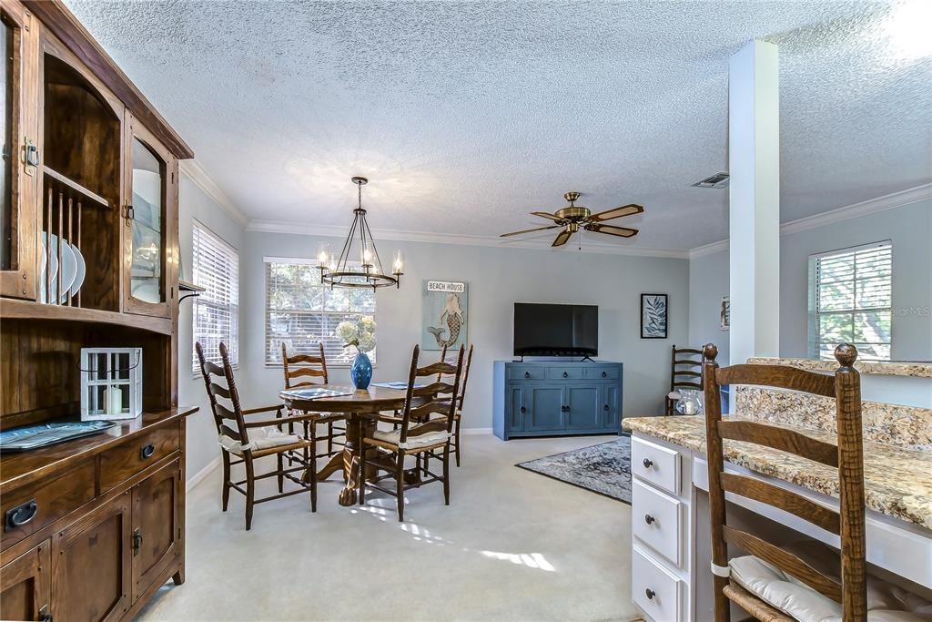 合同活跃: $259,000 (2 贝兹, 2 浴室, 1353 平方英尺)