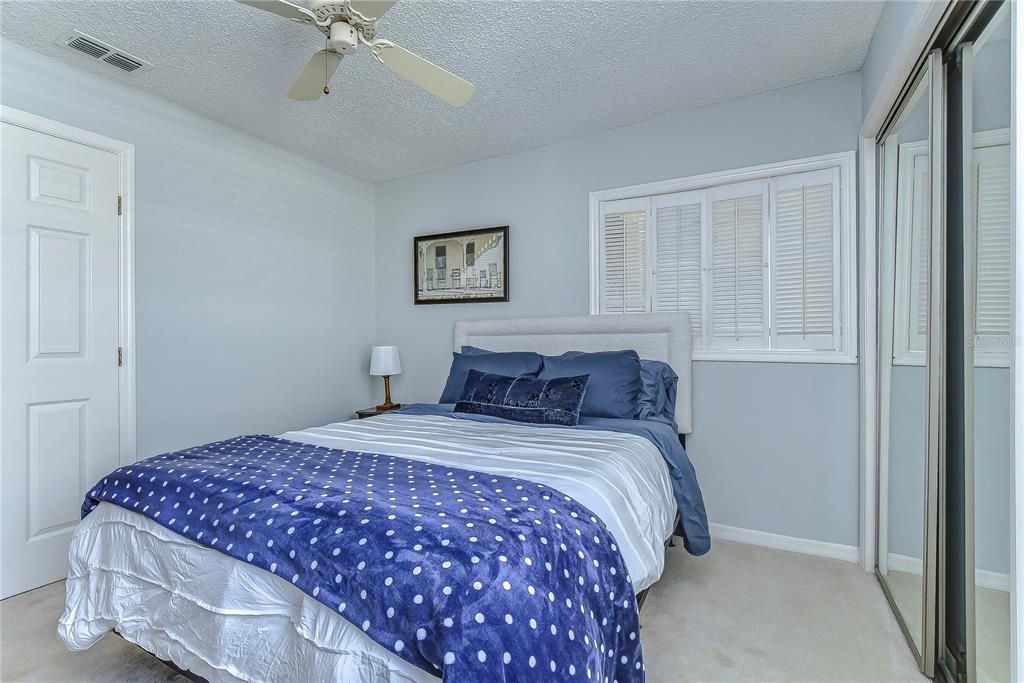 合同活跃: $259,000 (2 贝兹, 2 浴室, 1353 平方英尺)