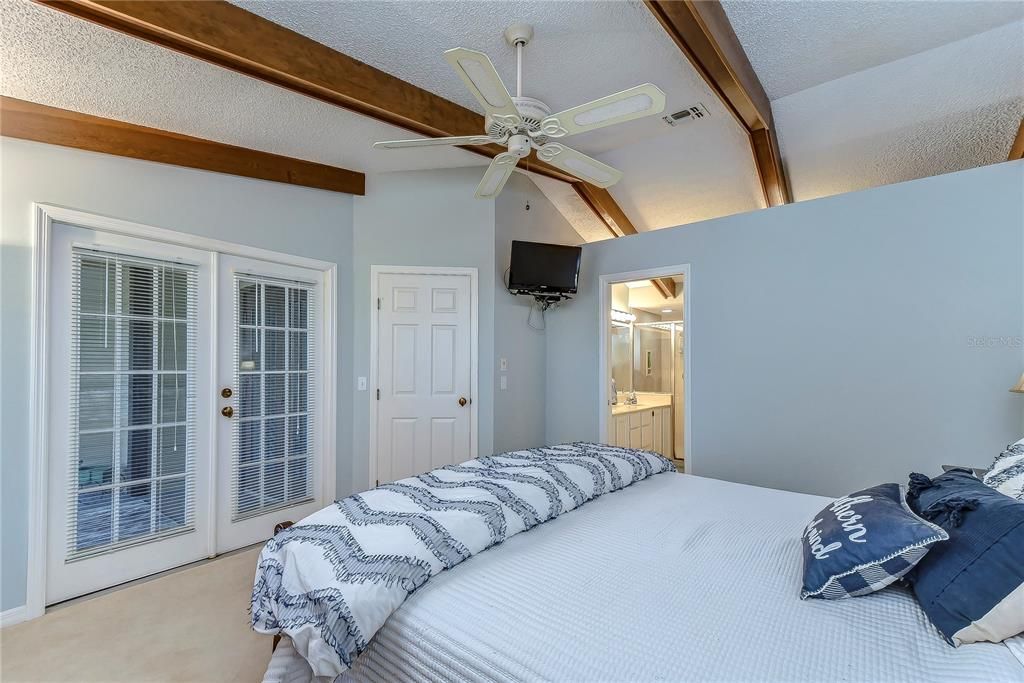 合同活跃: $259,000 (2 贝兹, 2 浴室, 1353 平方英尺)