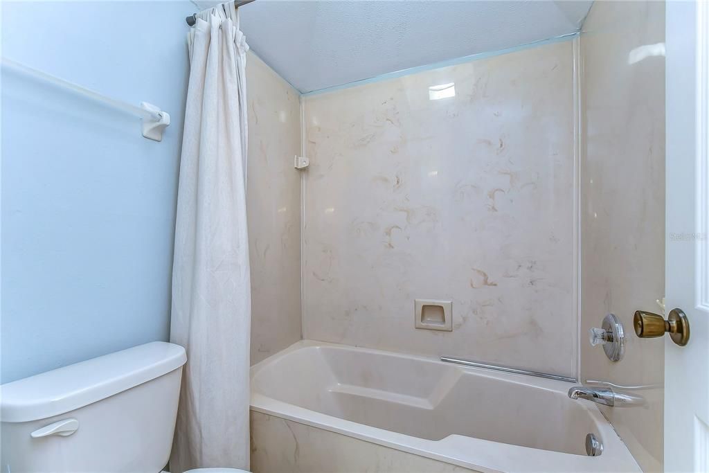 合同活跃: $259,000 (2 贝兹, 2 浴室, 1353 平方英尺)