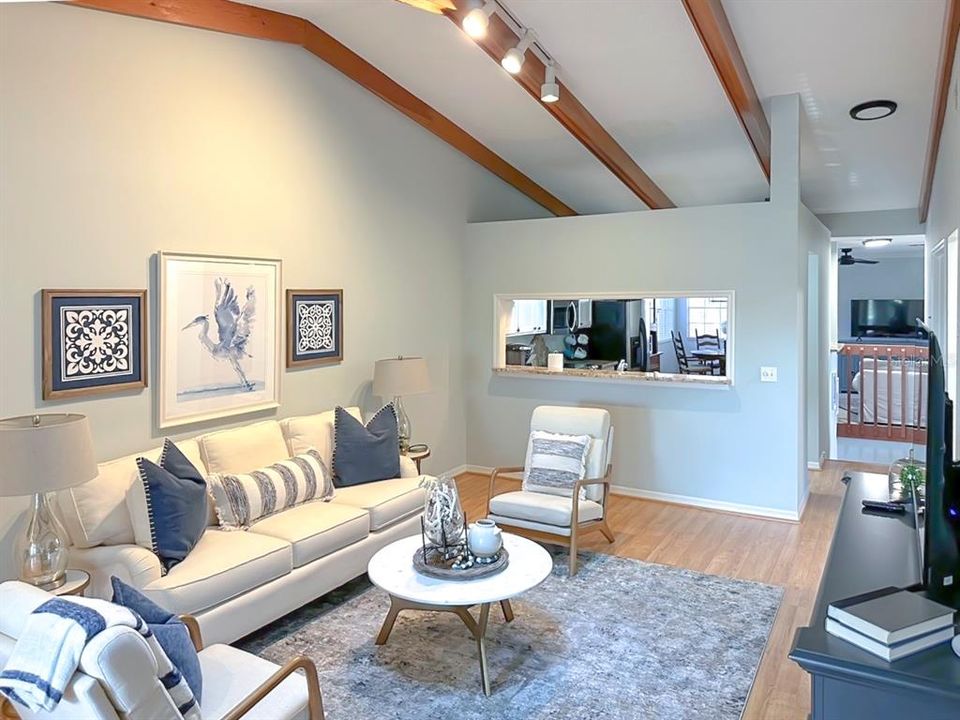 合同活跃: $259,000 (2 贝兹, 2 浴室, 1353 平方英尺)