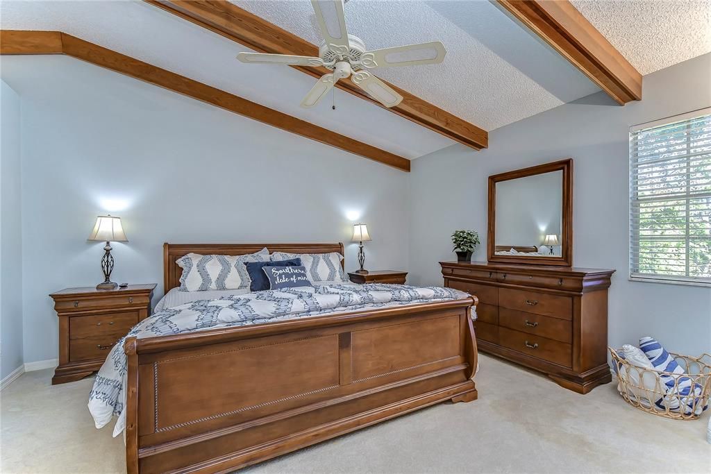 合同活跃: $259,000 (2 贝兹, 2 浴室, 1353 平方英尺)