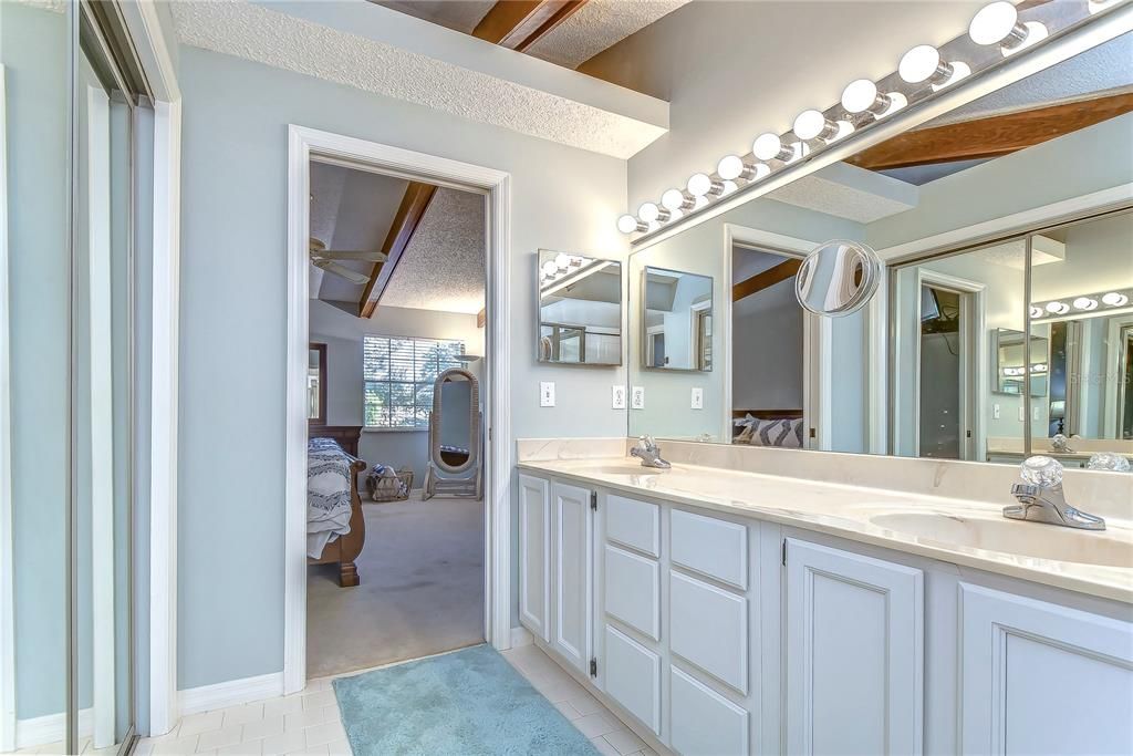 合同活跃: $259,000 (2 贝兹, 2 浴室, 1353 平方英尺)