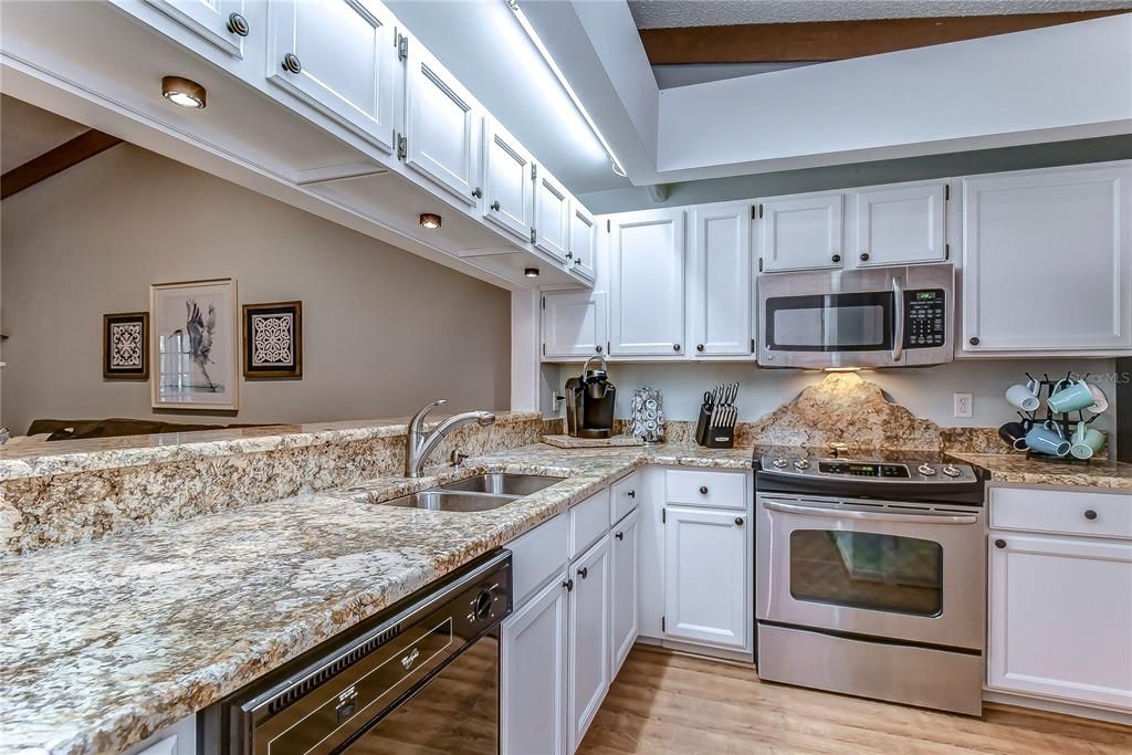 合同活跃: $259,000 (2 贝兹, 2 浴室, 1353 平方英尺)