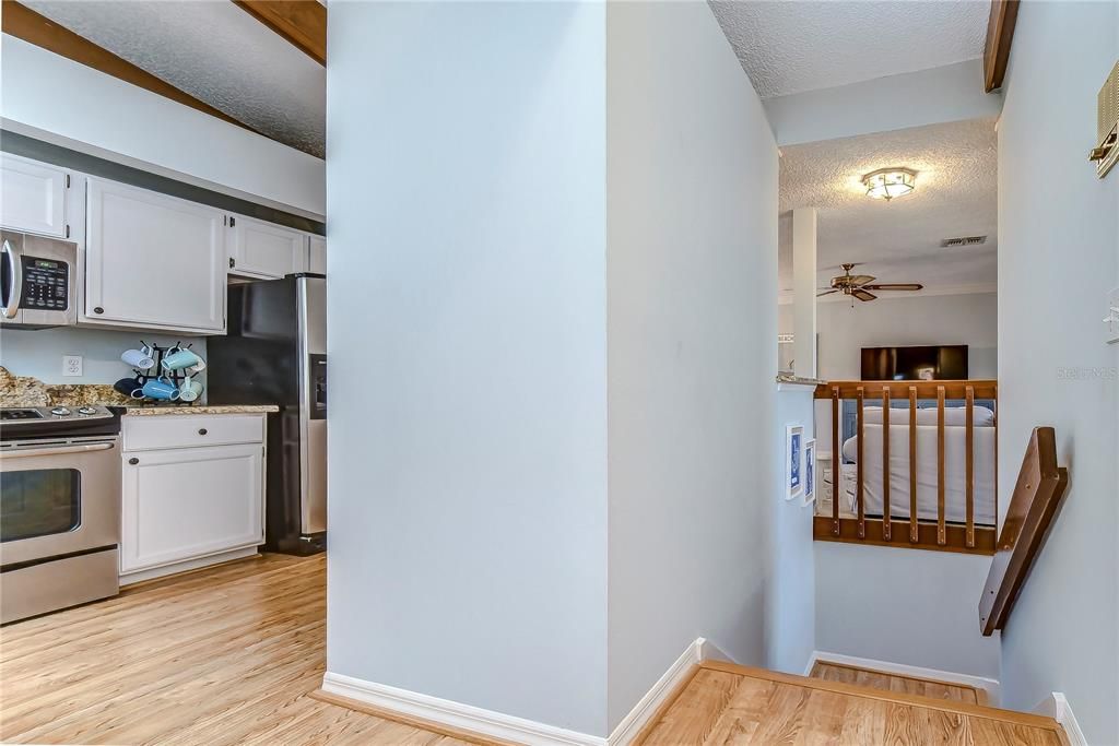 合同活跃: $259,000 (2 贝兹, 2 浴室, 1353 平方英尺)