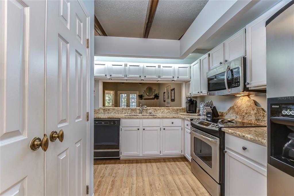 合同活跃: $259,000 (2 贝兹, 2 浴室, 1353 平方英尺)