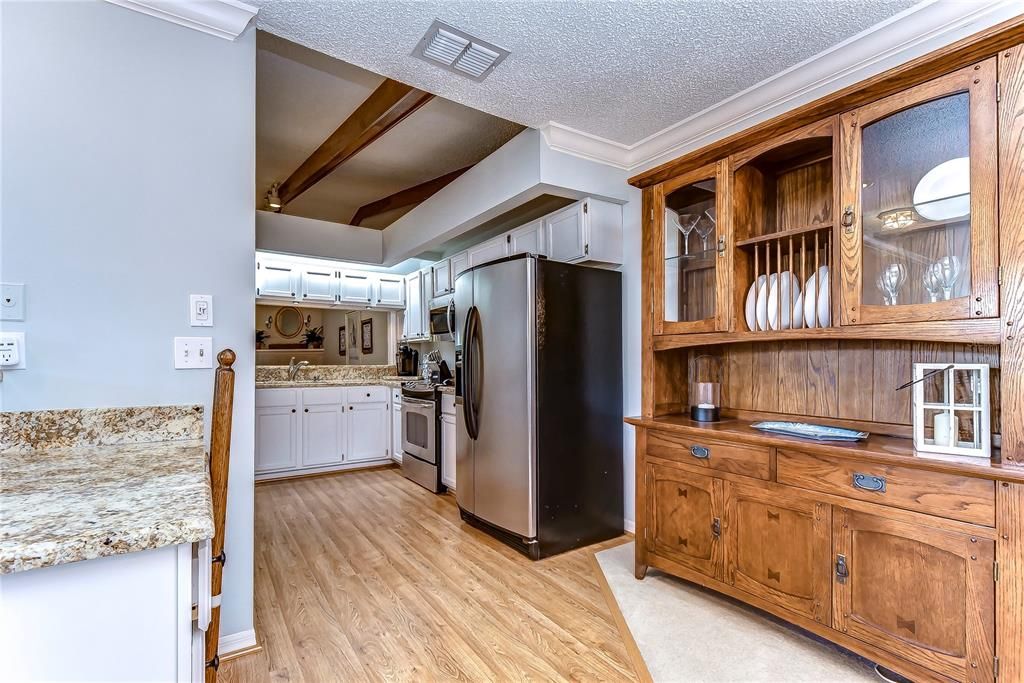 合同活跃: $259,000 (2 贝兹, 2 浴室, 1353 平方英尺)