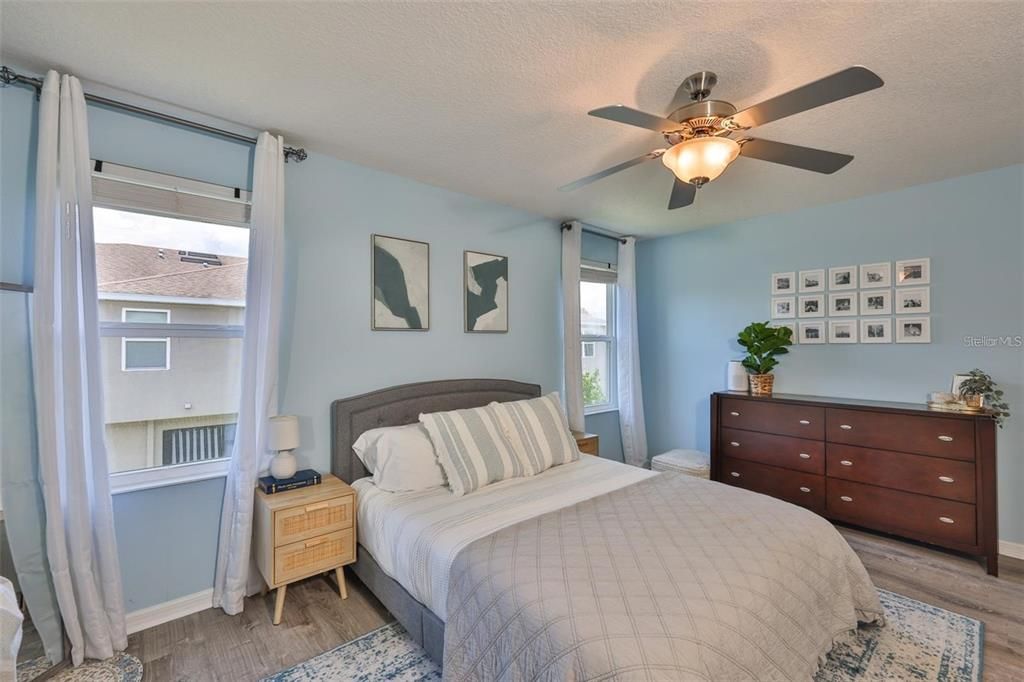 合同活跃: $1,900 (2 贝兹, 2 浴室, 1240 平方英尺)