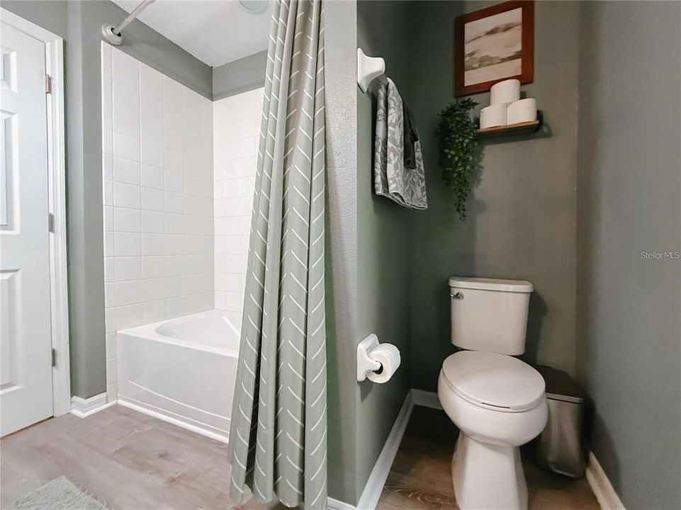 合同活跃: $1,900 (2 贝兹, 2 浴室, 1240 平方英尺)