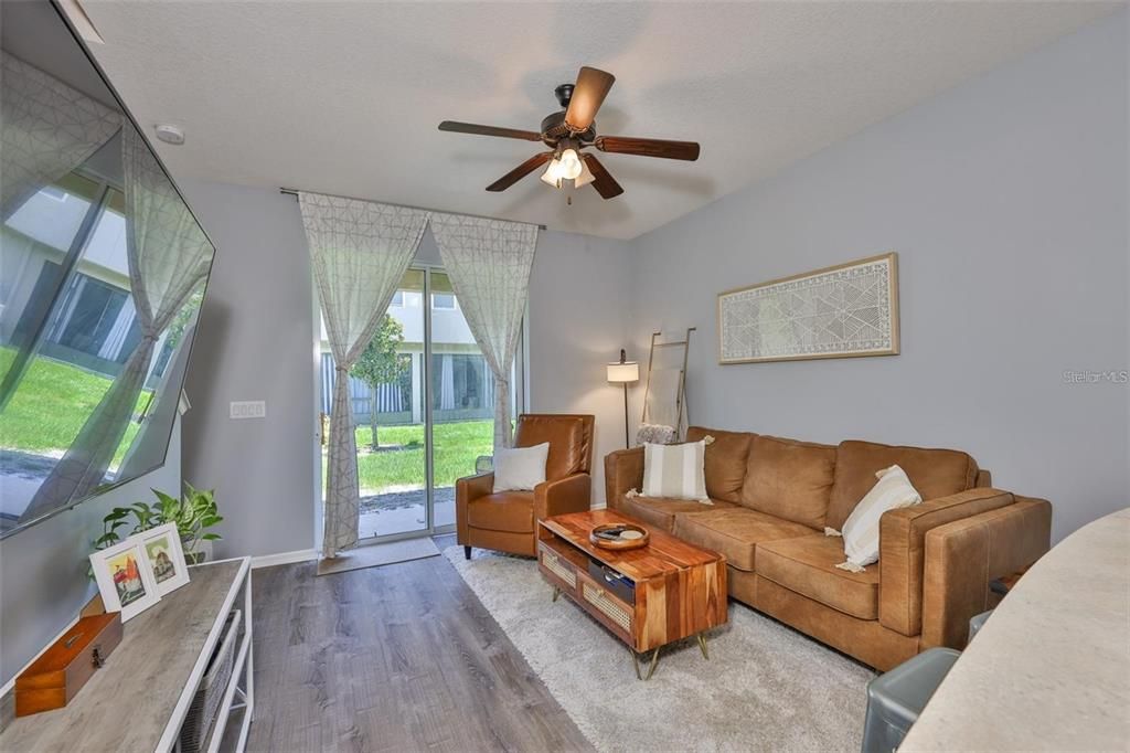 合同活跃: $1,900 (2 贝兹, 2 浴室, 1240 平方英尺)