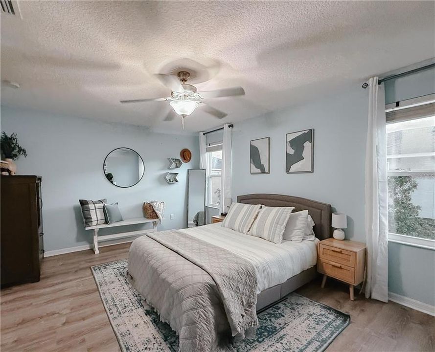 合同活跃: $1,900 (2 贝兹, 2 浴室, 1240 平方英尺)