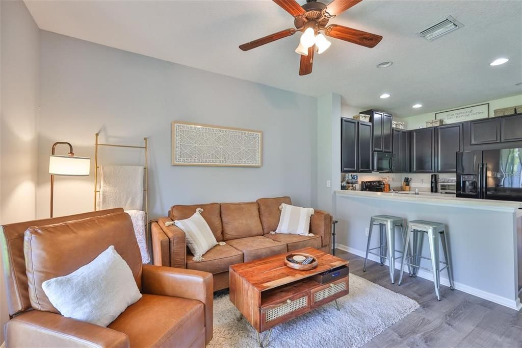 合同活跃: $1,900 (2 贝兹, 2 浴室, 1240 平方英尺)