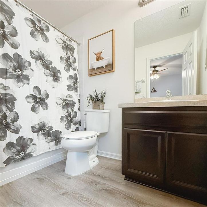 合同活跃: $1,900 (2 贝兹, 2 浴室, 1240 平方英尺)